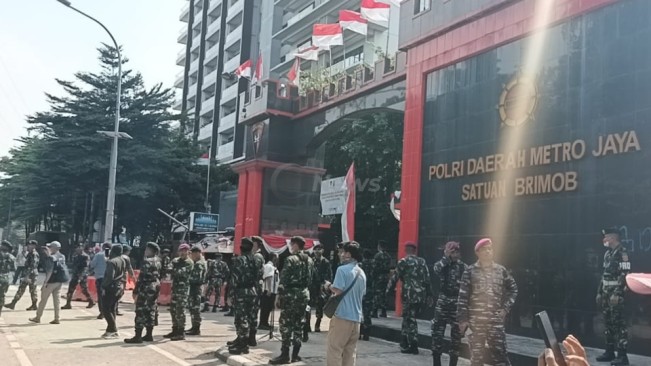 Suasana Depan Mako Brimob Polda Metro Jaya di Kwitang, Jakarta Pusat, Jumat (29/8/2025). [FTNews.co.id/Selvianus Kopong Basar]